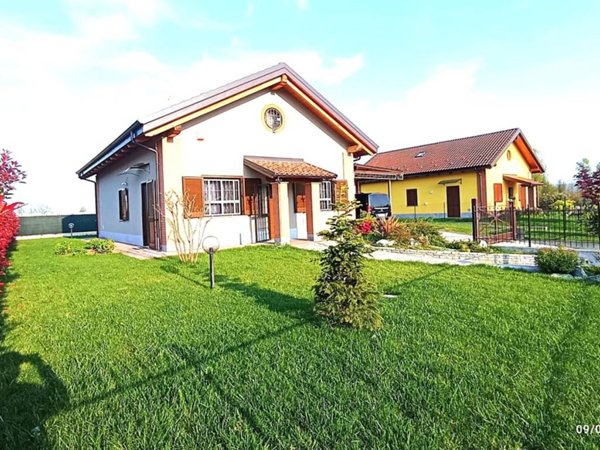 casa indipendente in vendita a Chivasso in zona Castelrosso