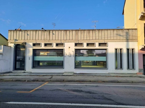 locale commerciale in vendita a Chivasso