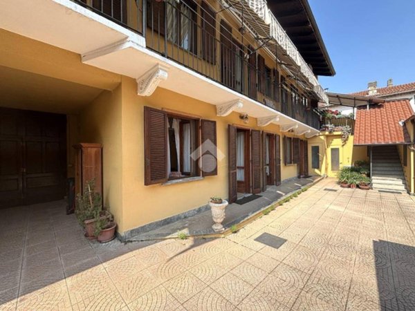 casa indipendente in vendita a Chivasso in zona Castelrosso