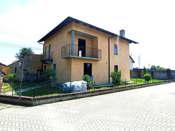 casa indipendente in vendita a Chivasso in zona Pogliani
