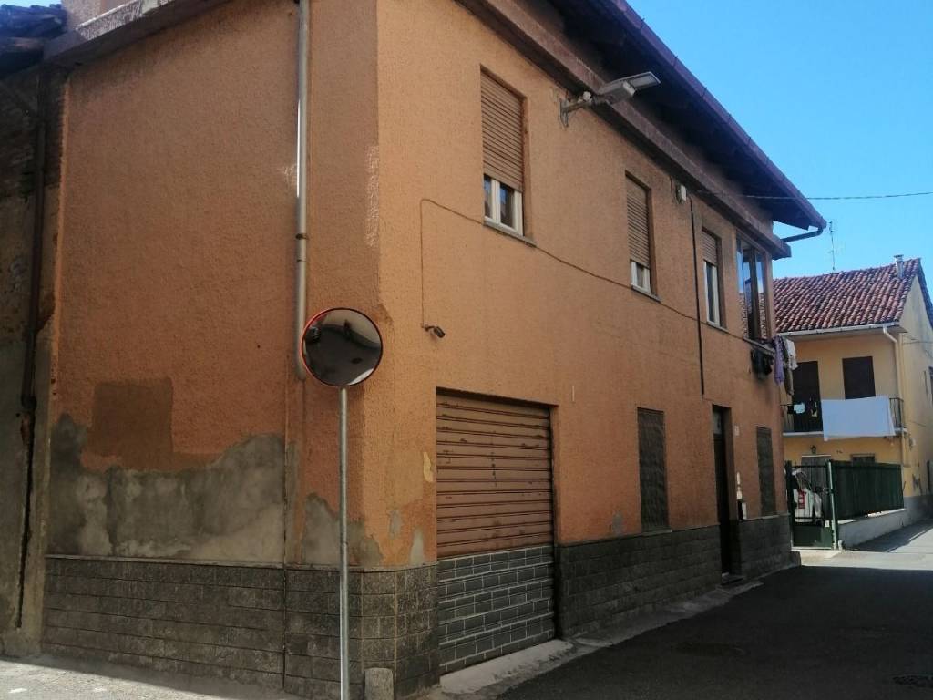 casa indipendente in vendita a Chivasso in zona Castelrosso