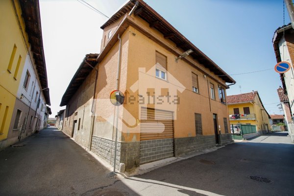 casa indipendente in vendita a Chivasso in zona Castelrosso