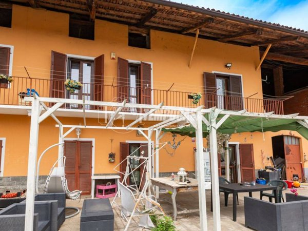 casa indipendente in vendita a Chivasso in zona Castelrosso