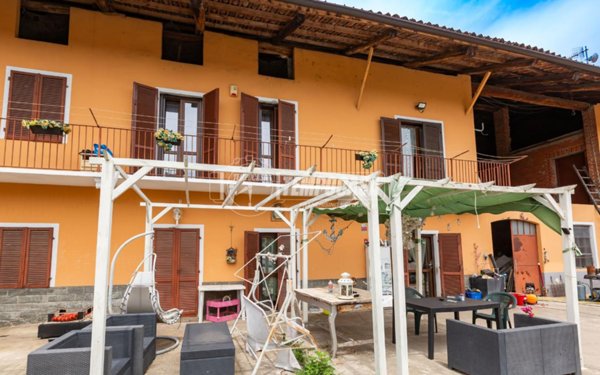casa indipendente in vendita a Chivasso in zona Castelrosso