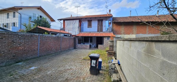 casa indipendente in vendita a Chivasso in zona Castelrosso