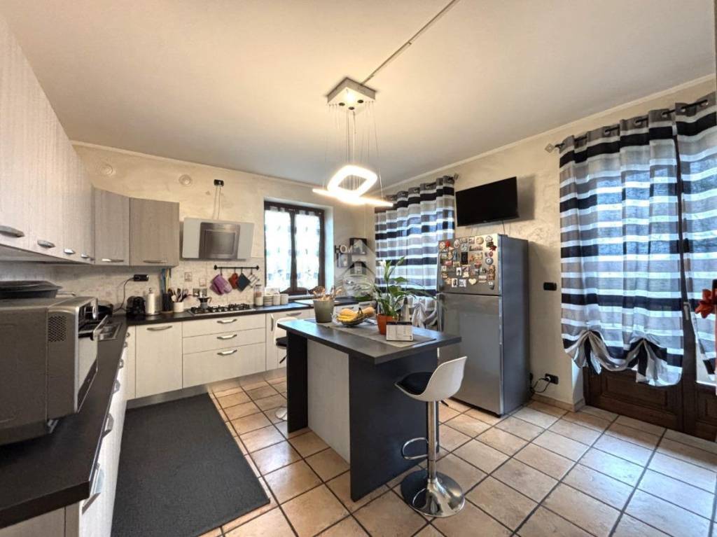 casa indipendente in vendita a Chivasso in zona Torassi