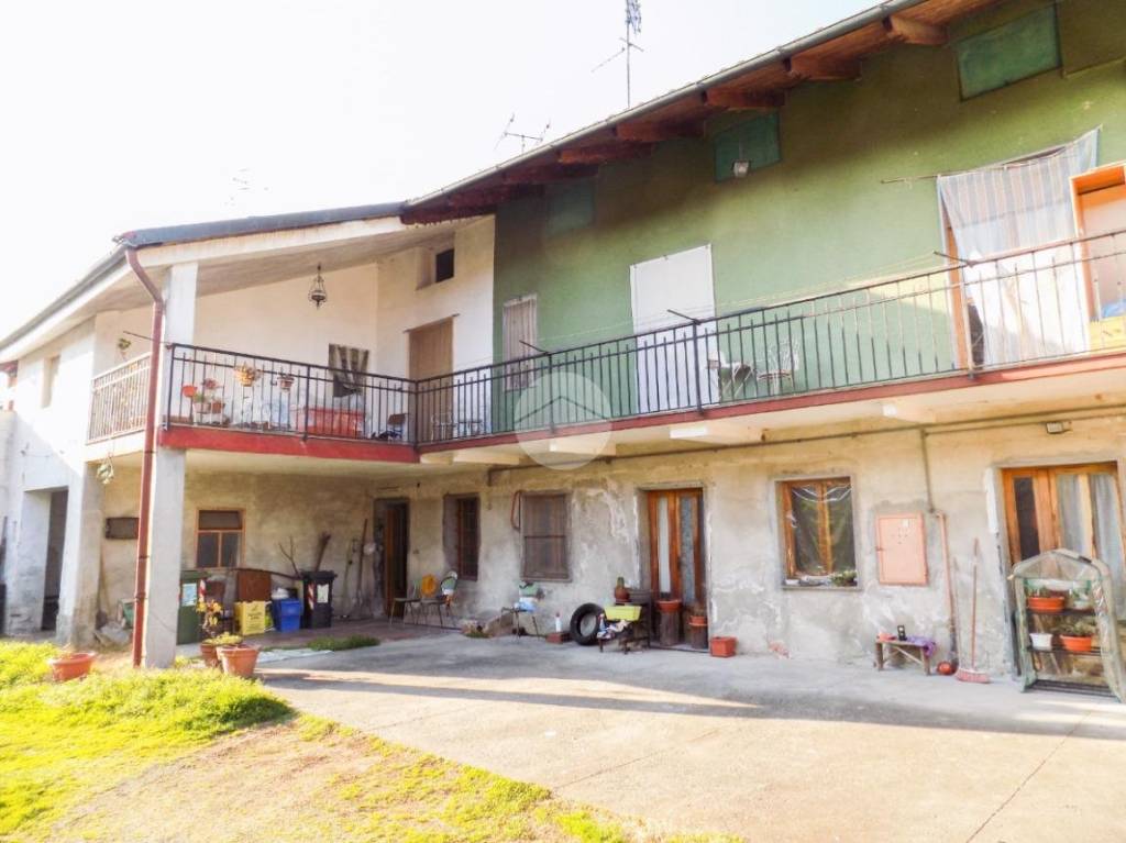 casa semindipendente in vendita a Chivasso in zona Castelrosso