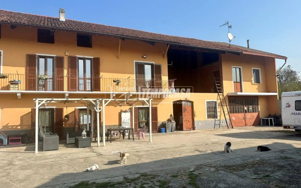 casa indipendente in vendita a Chivasso in zona Castelrosso