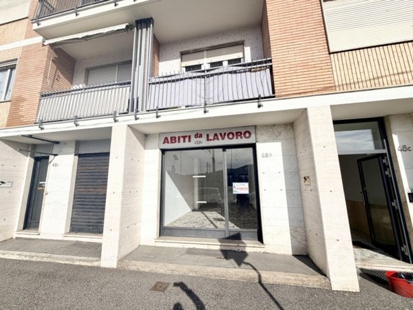 negozio in vendita a Chivasso