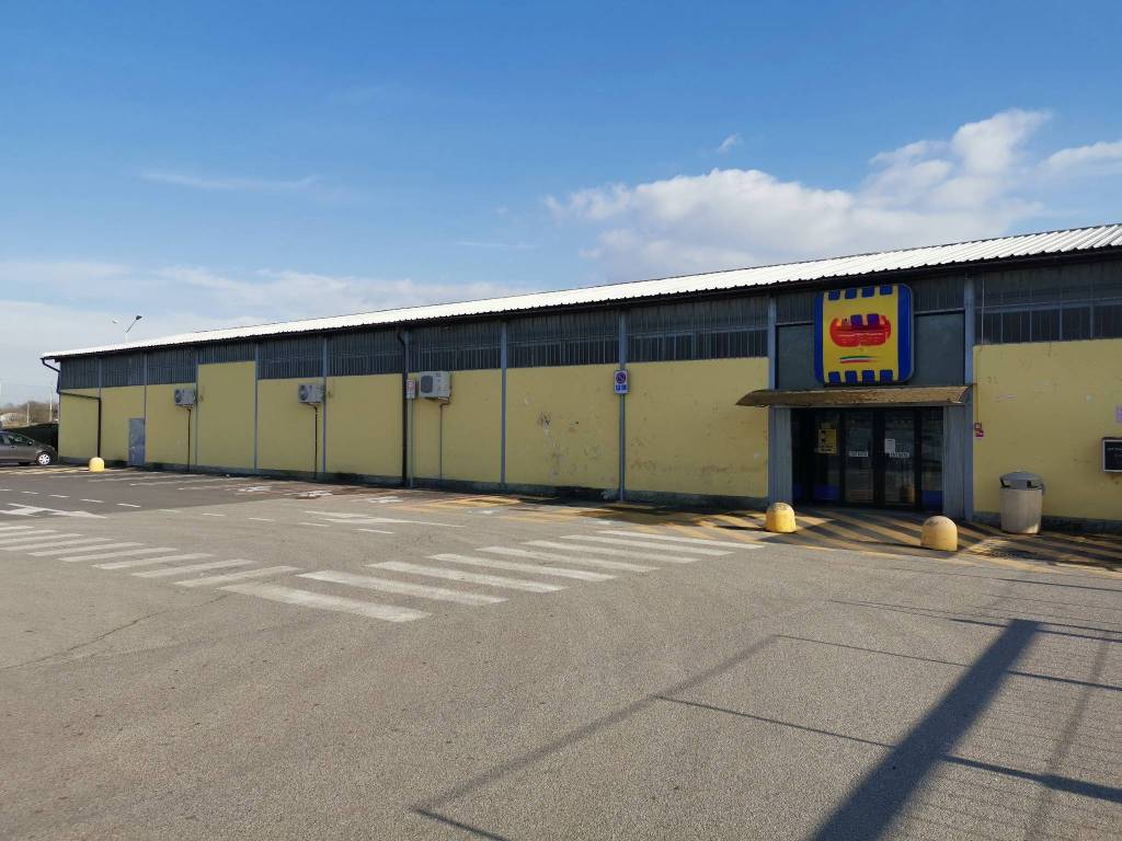 negozio in vendita a Chivasso