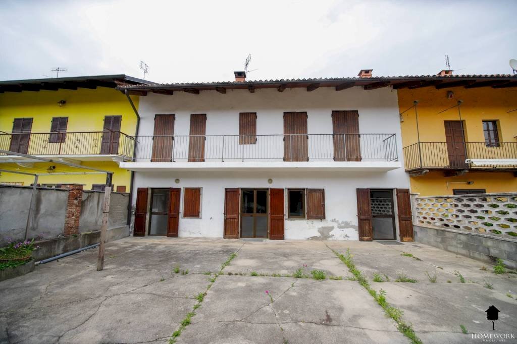 casa indipendente in vendita a Chivasso in zona Castelrosso