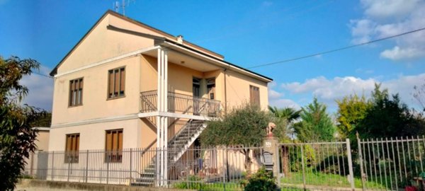 casa indipendente in vendita a Chivasso in zona Castelrosso