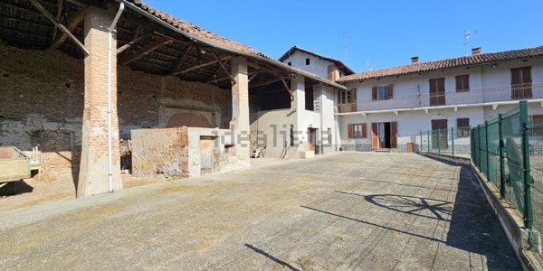 casa indipendente in vendita a Chivasso in zona Castelrosso