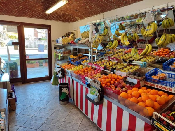 negozio in vendita a Ciriè in zona Devesi