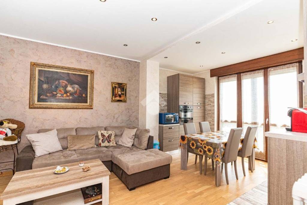 casa indipendente in vendita a Ciriè in zona Devesi