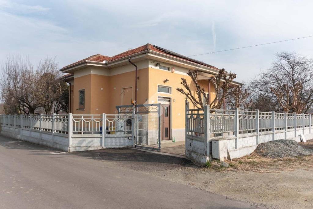casa indipendente in vendita a Ciriè in zona Devesi