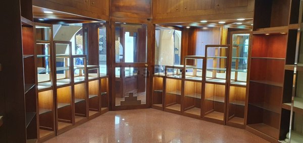 negozio in vendita a Ciriè