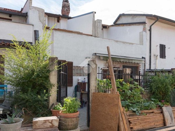 casa indipendente in vendita a Ciriè in zona Devesi