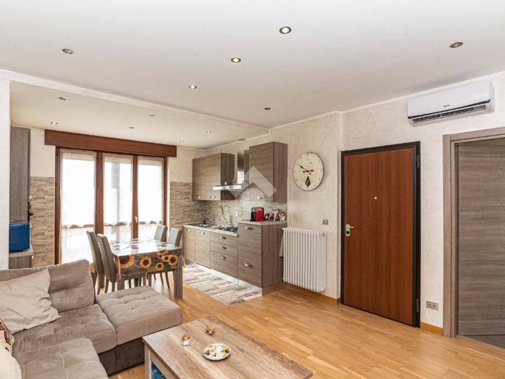 casa indipendente in vendita a Ciriè in zona Devesi