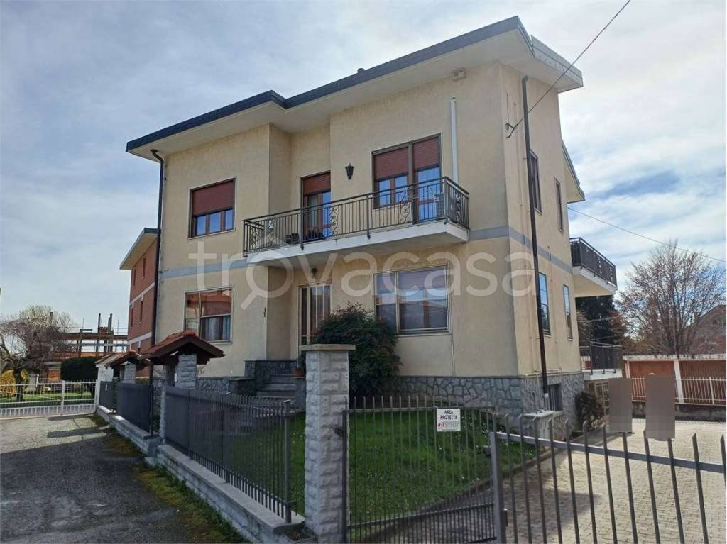 casa indipendente in vendita a Ciriè in zona Devesi