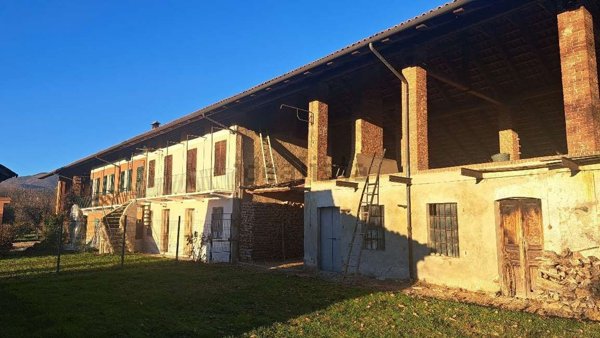 casale in vendita a Ciriè in zona Vastalla