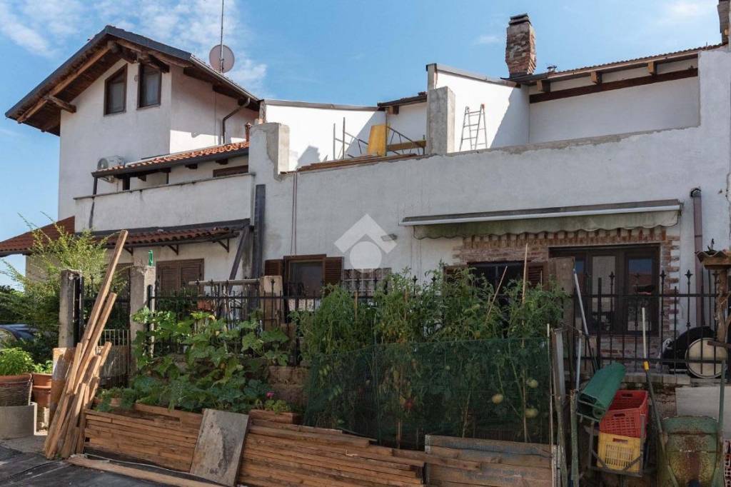 casa indipendente in vendita a Ciriè in zona Devesi