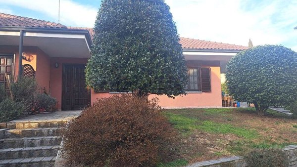 casa indipendente in vendita a Ciriè in zona Devesi