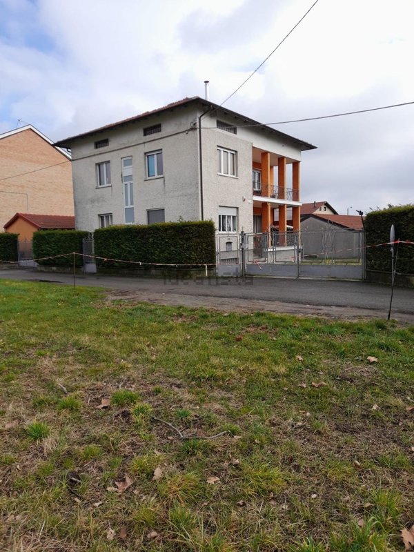 casa indipendente in vendita a Ciriè in zona Devesi