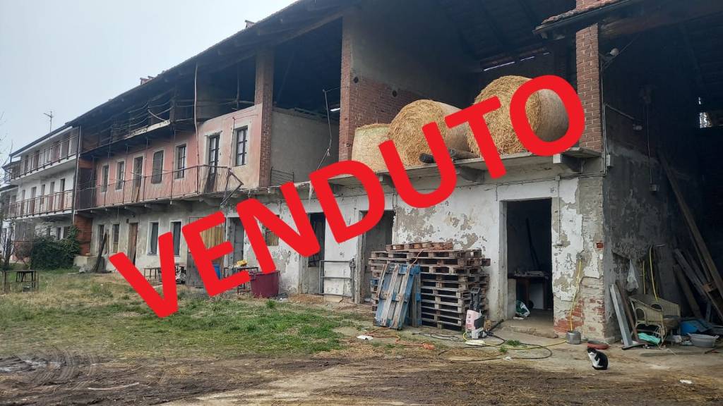 casa indipendente in vendita a Ciriè in zona Devesi