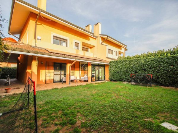 casa indipendente in vendita a Ciriè in zona Devesi