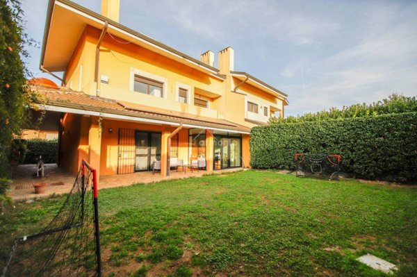 casa indipendente in vendita a Ciriè in zona Devesi