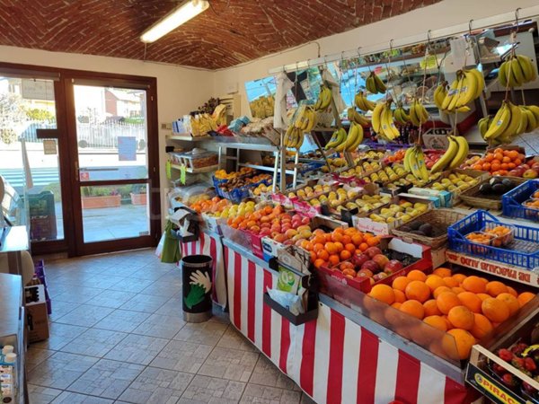 negozio in vendita a Ciriè in zona Devesi