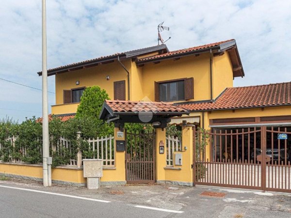 casa indipendente in vendita a Ciriè in zona Devesi