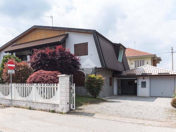casa indipendente in vendita a Ciriè in zona Devesi