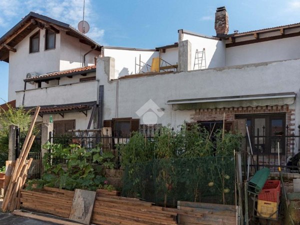 casa semindipendente in vendita a Ciriè in zona Devesi