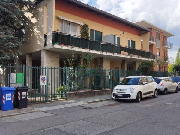 locale commerciale in vendita a Collegno in zona Leumann