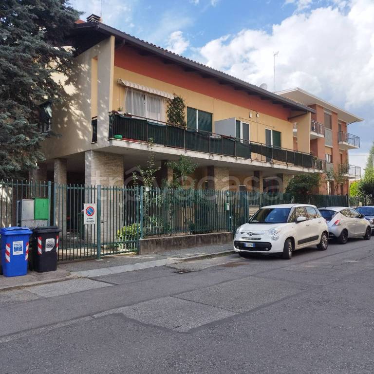 locale commerciale in vendita a Collegno in zona Leumann