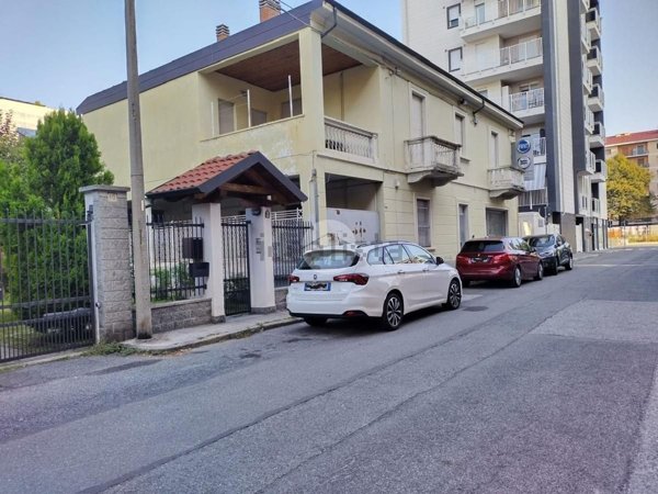 capannone in vendita a Collegno