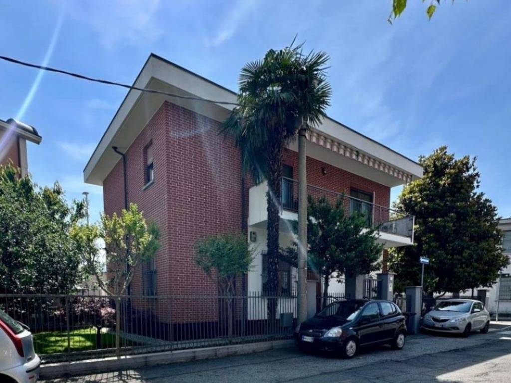 casa indipendente in vendita a Collegno in zona Leumann