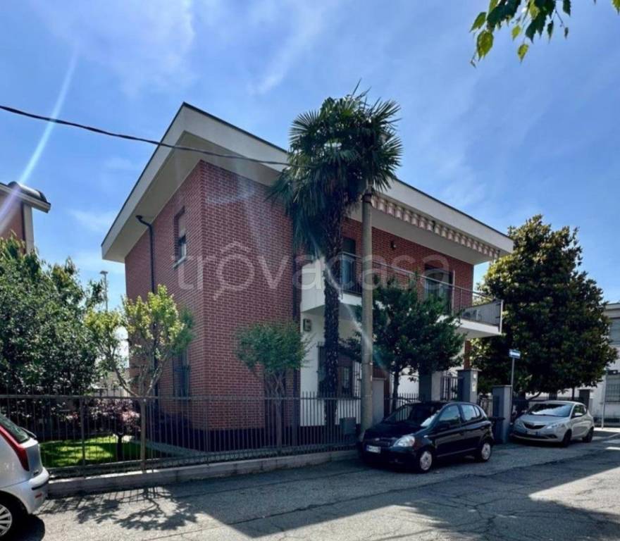 casa indipendente in vendita a Collegno in zona Leumann