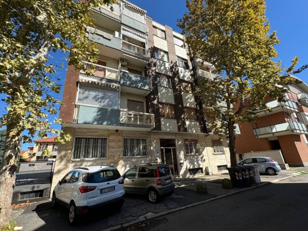 negozio in vendita a Collegno in zona Leumann
