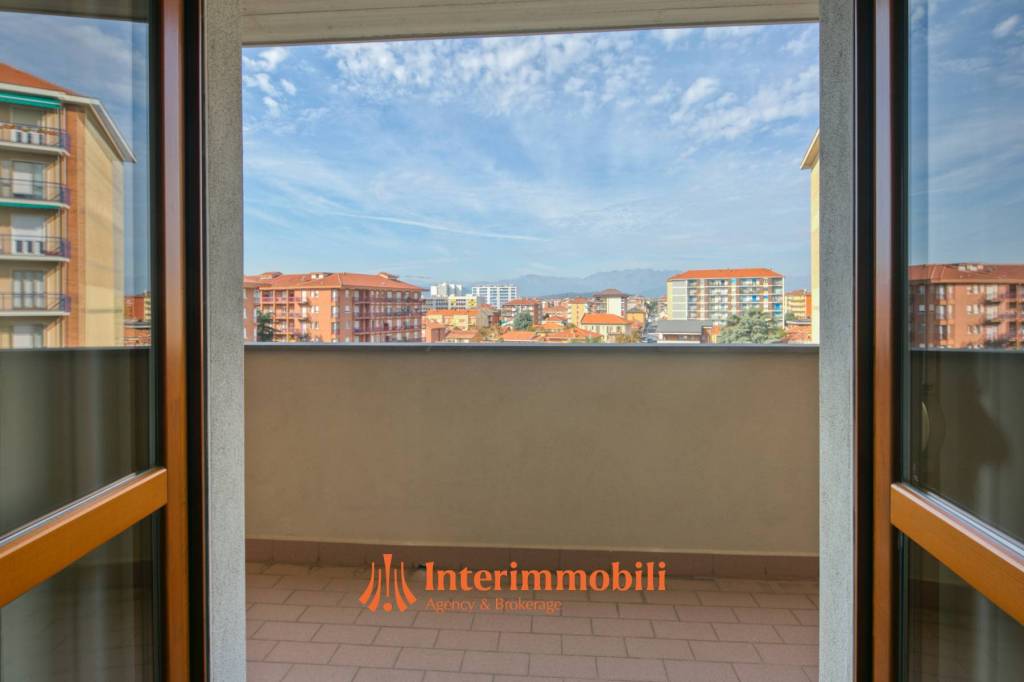 appartamento in vendita a Collegno in zona Leumann