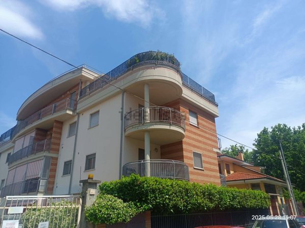 appartamento in vendita a Collegno in zona Leumann