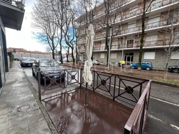 negozio in vendita a Collegno in zona Leumann