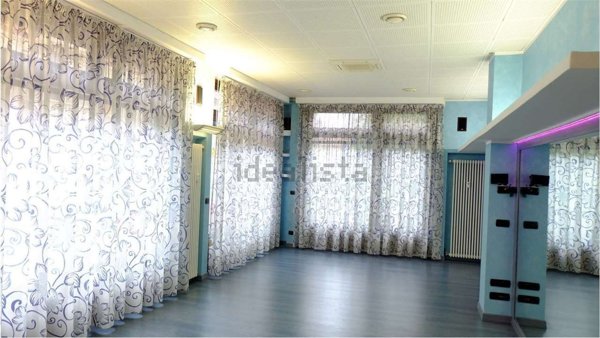 locale commerciale in vendita a Collegno in zona Leumann