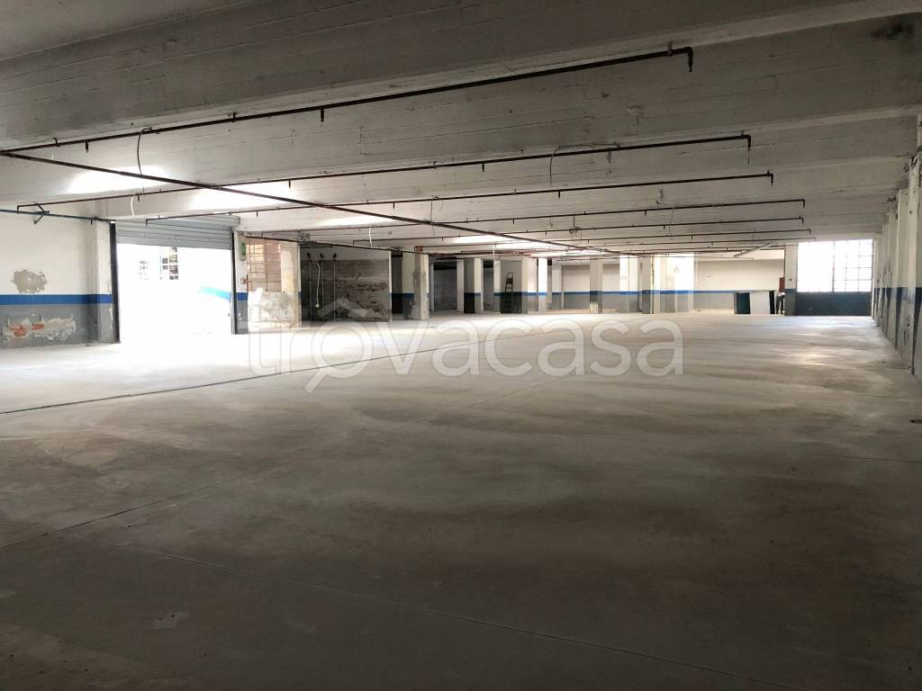 locale commerciale in vendita a Collegno in zona Leumann