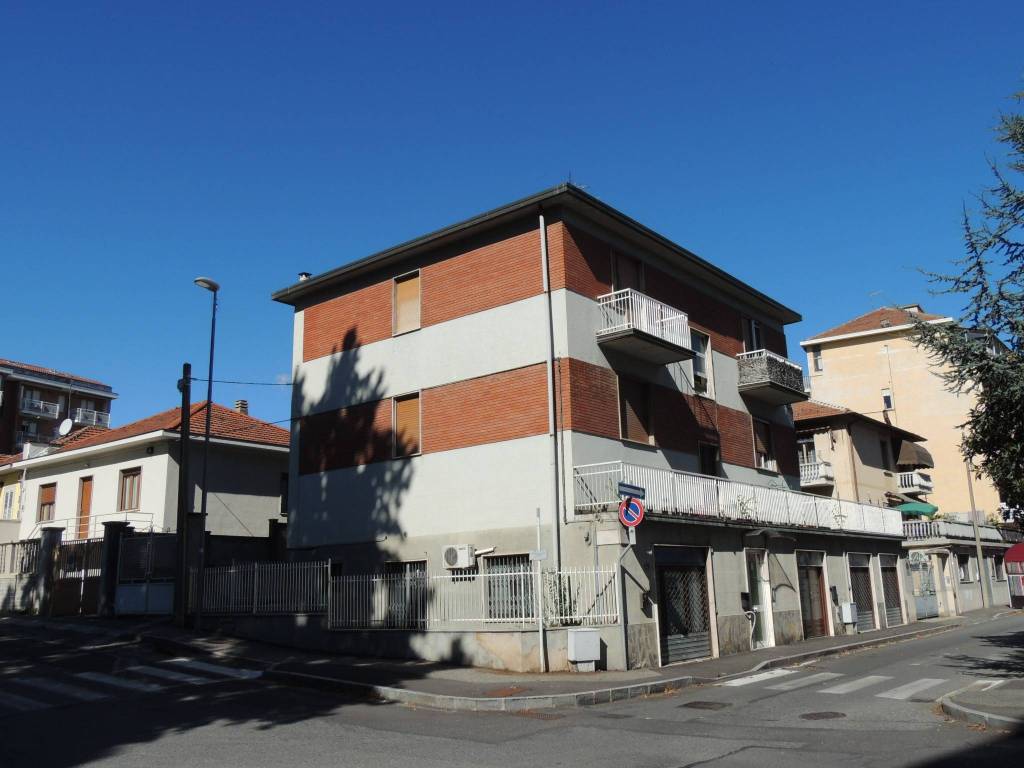 appartamento in vendita a Collegno in zona Leumann