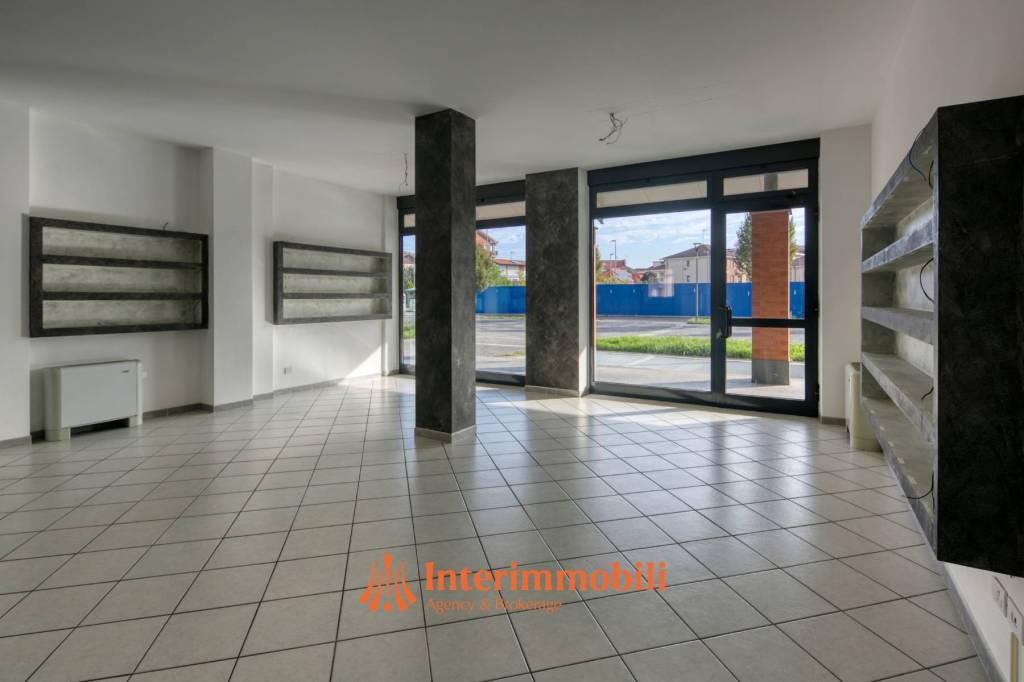 negozio in vendita a Collegno in zona Leumann