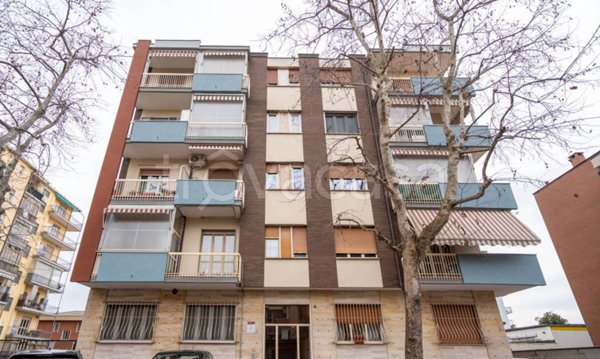 negozio in vendita a Collegno in zona Leumann