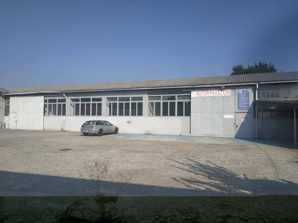 locale commerciale in vendita a Collegno in zona Savonera
